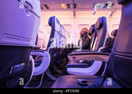 PRAGUE CZE - février 10, 2017. Femme en Airbus A380. L'Airbus A380 est un double-pont, large, quatre-moteur à l'avion de ligne Fabriqué par Airbus. Banque D'Images