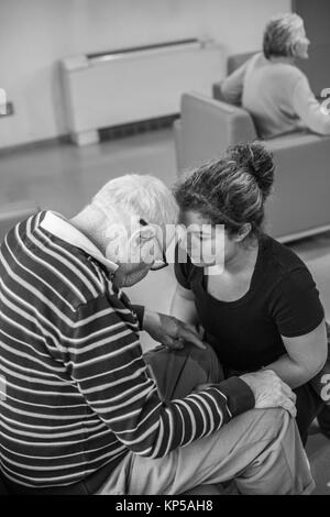 EHPAD spécialisé dans le soin des personnes âgées souffrant de la maladie d'alzheimer, le dialogue entre l'aide familiale et les résidents du centre de psychogériatrie Banque D'Images