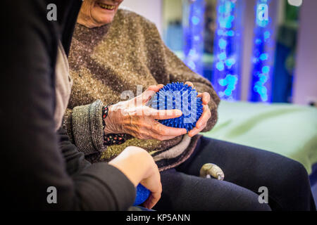 EHPAD spécialisé dans le soin des personnes âgées souffrant de la maladie d'Alzheimer, l'espace Snoezelen stimulation multisensorielle contrôlée, prix, Centre de Banque D'Images