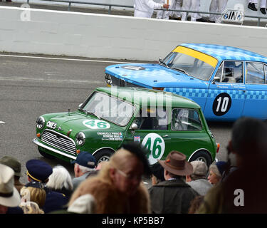 Desmond Smail, Emanuele Pirro, Morris Mini Cooper S, MEC 5, Paul Bartley, Darren Turner, BMW 1800 TiSA, St Mary's Trophy, Goodwood Revival 2015, 60 Banque D'Images