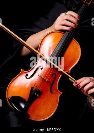 La violoniste détient l'ensemble de l'arc musical violon saturé Banque D'Images