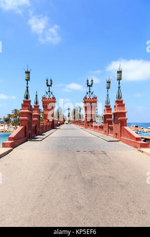 Le pont dans le Parc Royal d'El Montazah palace à Alexandrie, Égypte. Banque D'Images