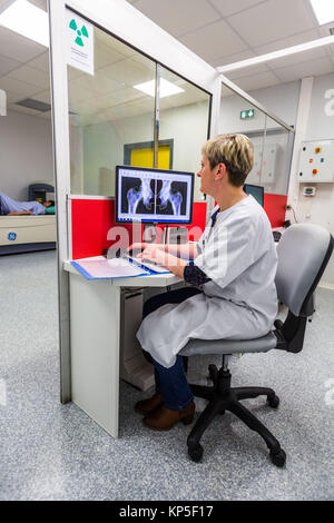 Un médecin utilise un densitomètre osseux pour mesurer la densité optique du col du fémur du patient de sexe féminin pour diagnostiquer l'ostéoporose, Angouleme hospit Banque D'Images