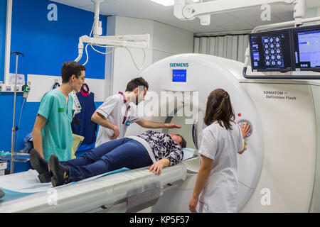 Patient en cours d'un flash de tomodensitométrie, l'hôpital d'Angoulême, France. Banque D'Images