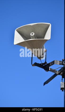 Une loudspeker sur un poteau et beau ciel bleu Banque D'Images