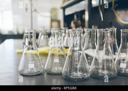 Detail shot de béchers et équipement sur table en laboratoire d'usine. Banque D'Images