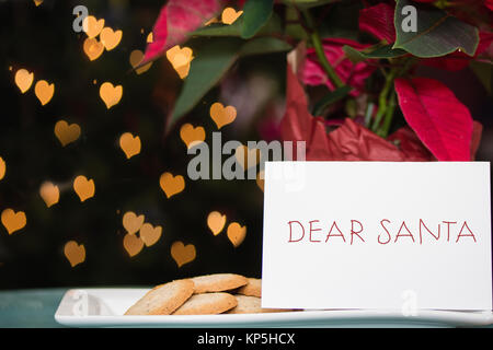 Remarque lettre panneau avec Cher Père Noël à l'écart avec les cookies sur Noël Banque D'Images