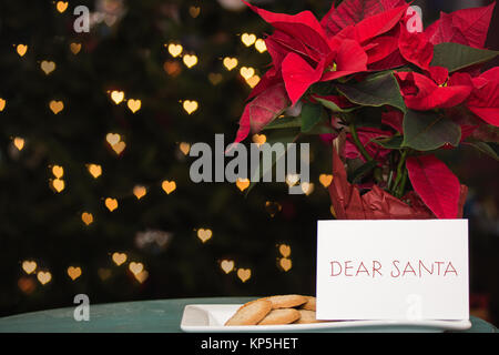 Remarque lettre panneau avec Cher Père Noël à l'écart avec les cookies sur Noël Banque D'Images