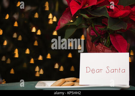 Remarque lettre panneau avec Cher Père Noël à l'écart avec les cookies sur Noël Banque D'Images