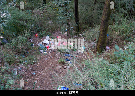 Des piles de déchets plastiques et autres ordures jeté en bas, une vue trop commune autour de Mcleod Ganj, Inde Banque D'Images