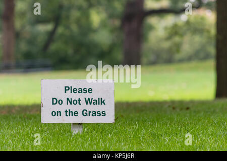 Merci de ne pas marcher sur l'herbe sign Banque D'Images