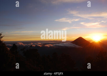 Le lever du soleil sur le volcan agua au Guatemala Banque D'Images