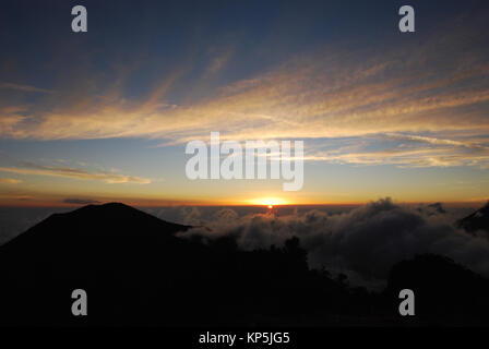 Le lever du soleil sur le volcan agua au Guatemala Banque D'Images