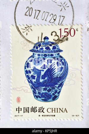 Chine - circa 2017 : timbre imprimé en Chine montre 2017-17 ( Phoenix ) des reliques culturelles (6-6), bleu et blanc pot en porcelaine peinte avec un Phoenix Banque D'Images