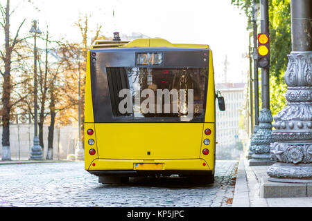 Bus de ville moderne jaune avec des portes ouvertes à la station de bus Banque D'Images