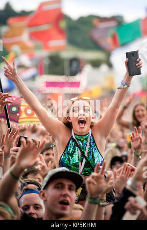 Une jeune femme danse du ventilateur comme Liam Gallagher joue sur l'autre étape, Glastonbury 2017 Banque D'Images