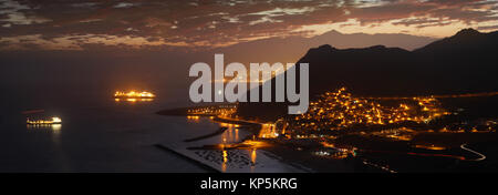Magnifique coucher de soleil panorama historique à Tenerife, Îles Canaries avec la silhouette de volcan Teide ; plage Las Teresitas avec San Andrés, photographié d'Mirador Las Teresitas par nuit Banque D'Images