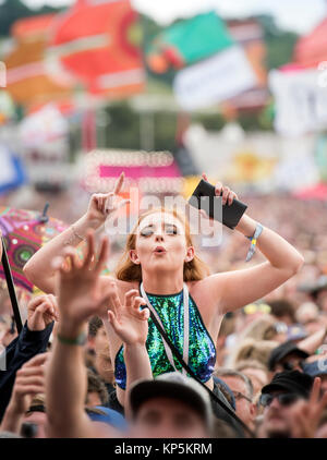 Une jeune femme danse du ventilateur comme Liam Gallagher joue sur l'autre étape, Glastonbury 2017 Banque D'Images