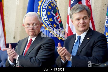 Procureur général américain Jeff Sessions (à gauche) et le Federal Bureau of Investigation (FBI) réalisateur Christopher Wray applaudir durant la cérémonie d'installation officielle le Directeur à l'Administration centrale du FBI le 28 septembre 2017 à Washington, DC. (Photo par Photo via FBI) Planetpix Banque D'Images