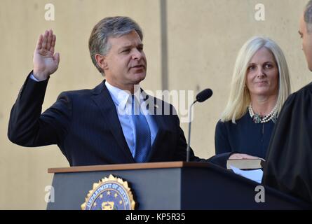 Christopher Wray jure comme dans le Federal Bureau of Investigation (FBI) directeur au cours d'une cérémonie d'installation officielle au siège du FBI, 28 septembre 2017 à Washington, DC. (Photo par Photo via FBI) Planetpix Banque D'Images