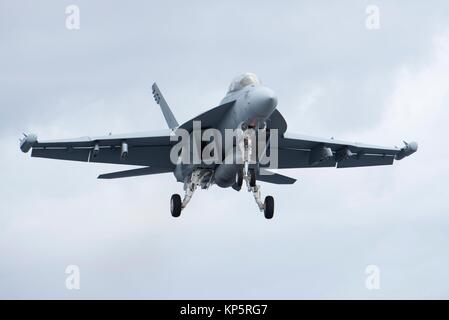 Un U.S. Navy EA-18G Growler electronic warfare survole la marine américaine de classe Nimitz porte-avions USS Harry S. Truman le 5 décembre 2017 sur l'océan Atlantique. (Photo de Tommy Gooley via Planetpix) Banque D'Images