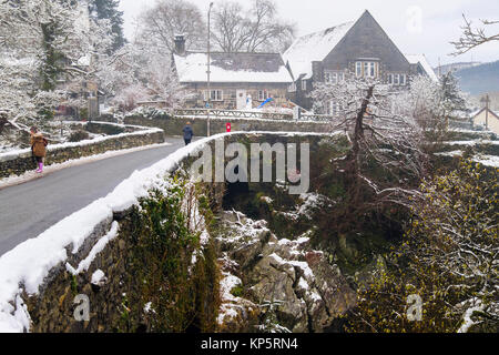 Pont-a-paire vieux pont vers 1470 plus d'Afon Llugwy River dans la région de Snowdonia, village avec de la neige en hiver 2017. Betws-Y-coed, Conwy, au nord du Pays de Galles, Royaume-Uni Banque D'Images