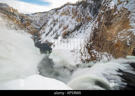 La neige recouvre les rives de la rivière, au bord de la Lower Falls Cascade dans le Parc National de Yellowstone Grand Canyon de la Yellowstone en hiver Novembre 15, 2017 dans le Wyoming. (Photo par Jacob W. Frank par Planetpix) Banque D'Images