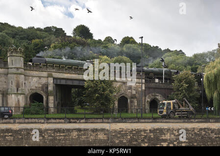 Locomotive à vapeur de l'en-tête double Flying Scotsman et le Royal Scott tirant un train en direction de la gare Bath Spa dans la région de Somerset en 2017 Banque D'Images