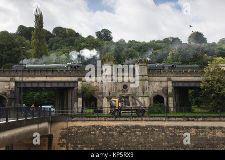 Locomotive à vapeur de l'en-tête double Flying Scotsman et le Royal Scott tirant un train en direction de la gare Bath Spa dans la région de Somerset en 2017 Banque D'Images