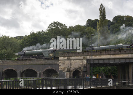 Locomotive à vapeur de l'en-tête double Flying Scotsman et le Royal Scott tirant un train en direction de la gare Bath Spa dans la région de Somerset en 2017 Banque D'Images