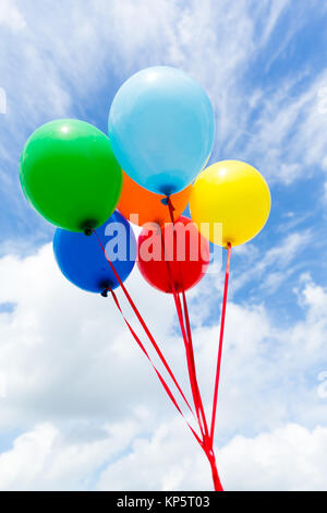 Bouquet de ballons colorés dans le ciel bleu Banque D'Images