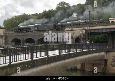 Locomotive à vapeur de l'en-tête double Flying Scotsman et le Royal Scott tirant un train en direction de la gare Bath Spa dans la région de Somerset en 2017 Banque D'Images