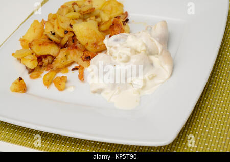 En hareng sauce crème sure avec pommes de terre rôties Banque D'Images