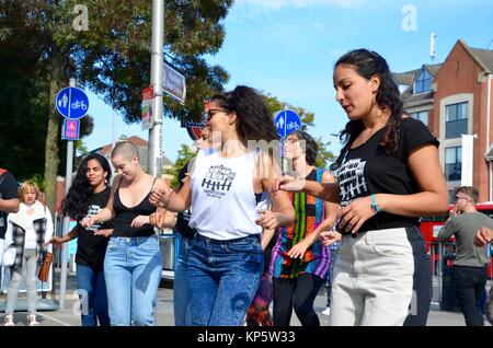 L'embourgeoisement de la salsa et de la lutte contre l'arrêt samba dance protester londres sept sœurs Banque D'Images