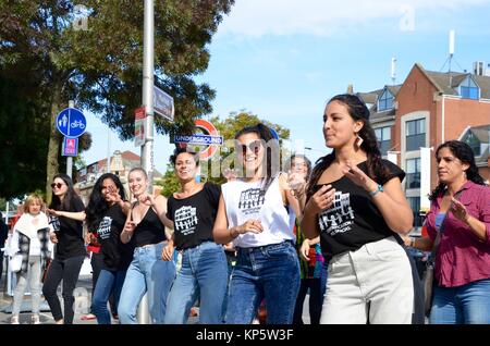 L'embourgeoisement de la salsa et de la lutte contre l'arrêt samba dance protester londres sept sœurs Banque D'Images