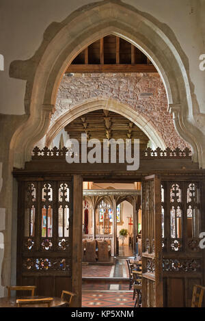 Écrans et en bois orné de voûtes en pierre et de vitraux à l'intérieur de l'église de St George à Dunster, Somerset, Angleterre Banque D'Images