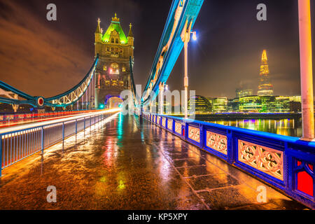 Vue de nuit sur le Tower Bridge avec feu trail, Londres, Royaume-Uni Banque D'Images