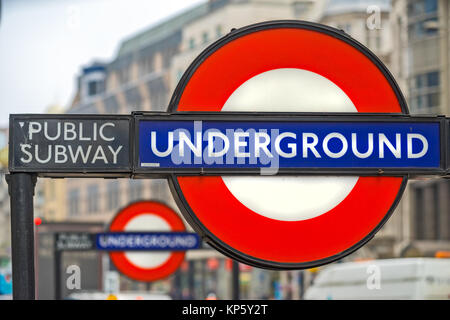 Londres, Royaume-Uni - 26 janvier 2017 : le métro de Londres signe en forme de cocarde. Le métro de Londres est le plus ancien métro au monde couvrant Banque D'Images