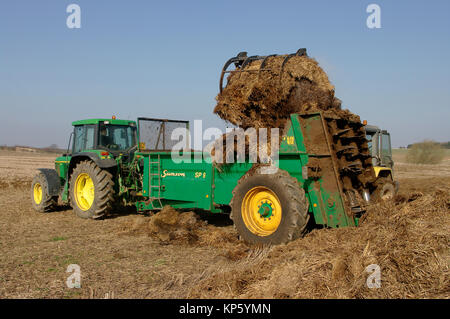 John Deere 6800 tracteur et épandeur de fumier Banque D'Images