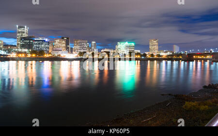 Au bord de la rivière Willamette à Portland Oregon se coule sous le pont Morrison Banque D'Images