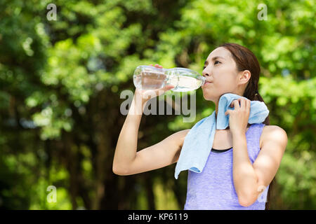 Belle jeune femme asiatique après la formation de l'eau potable Banque D'Images