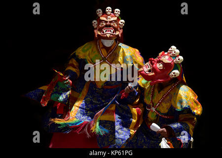 Les moines bouddhistes, effectuer l'ancienne danse Cham, masque rouge Danse Mahakala, Zanskar, Inde du Nord. Banque D'Images