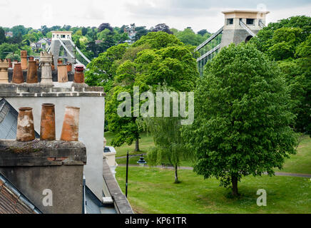 Vue sur le pont suspendu de Clifton sur les toits de maisons géorgiennes à proximité sur la colline de Sion à Clifton Bristol UK Banque D'Images