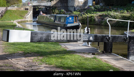 Barge Bateau étroit à l'approche d'un verrou sur le Kennet and Avon Canal qui passe dans le Somerset Bath UK Banque D'Images