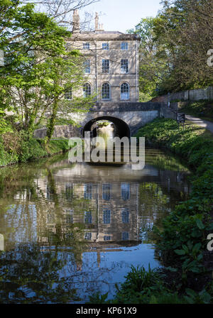 Le Kennet and Avon Canal passant à travers le centre de la ville Géorgienne de Bath sous baignoire élégant construit des ponts en pierre - Somerset UK Banque D'Images