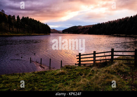 Coucher de soleil d'hiver au réservoir Howden le plus haut et le plus ancien des trois réservoirs de la haute vallée de Derwent dans le Derbyshire Peak District UK Banque D'Images