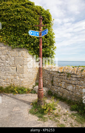 South West Coast Path waymarker attaché à une vieille lampe post le Portland Bill Dorset UK Banque D'Images