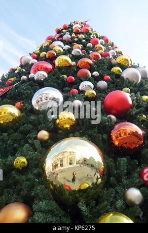 Un grand arbre de Noël décoré, à Universal Studios à Orlando, Floride, USA. Banque D'Images
