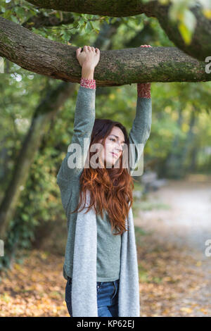 Femme dans la forêt. Banque D'Images