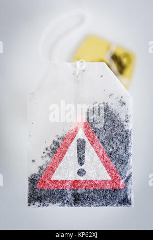 Le pictogramme d'avertissement sur un sachet de thé. Image conceptuelle de la quantité de pesticides présents dans le thé. Banque D'Images